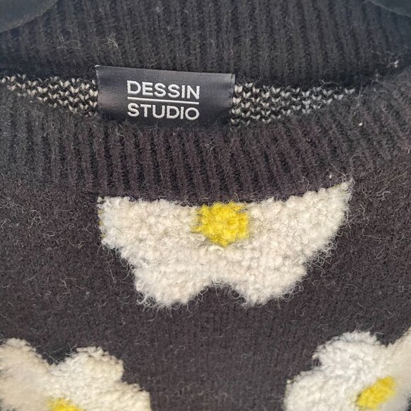 Design Studio Sweater | Size O/S | Black w/ Daisy's - Picture 3 of 5